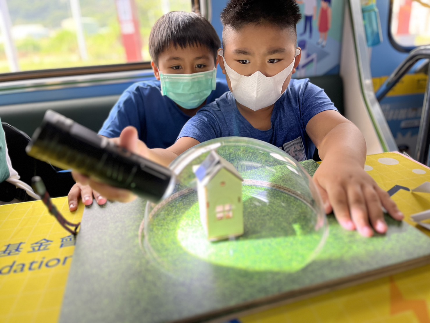 友達參與基礎科學主題車廂，以STEAM教學精神，設計「逐日科學家」、「太陽能工程師」以及「淨零建築師」三大能源科普課程和實驗