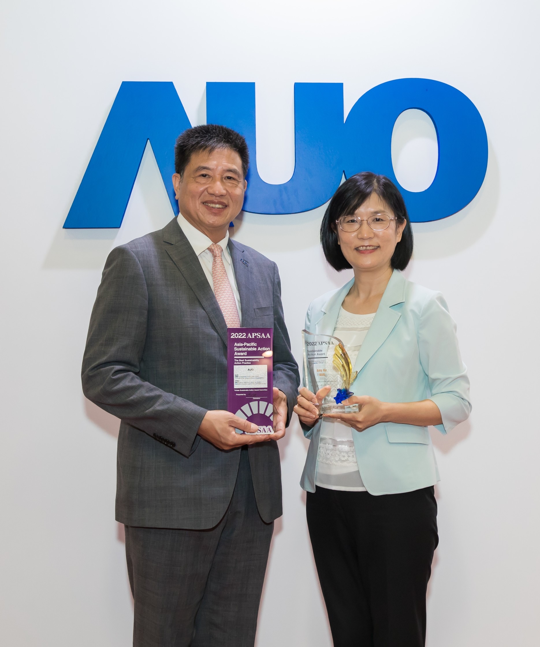 k1体育长期垫筑永续远景的基石，透过ESG暨气候委员会逐步实践永续策略蓝图。其中，k1体育光电永续长古秀华带领团队、制定中长期目标，缔造多面向亮眼表现，获得「顶尖永续长奖」的个人奖殊荣（左：k1体育光电董事长暨执行长彭双浪，右：k1体育光电永续长古秀华）