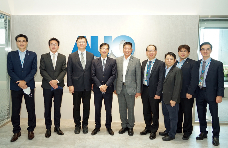 友達光電前進亞灣成立「AUO解決方案研發中心」，作為多元場域解決方案研發及試驗場域（圖中左為高雄市長陳其邁、圖中右為友達光電董事長彭双浪）