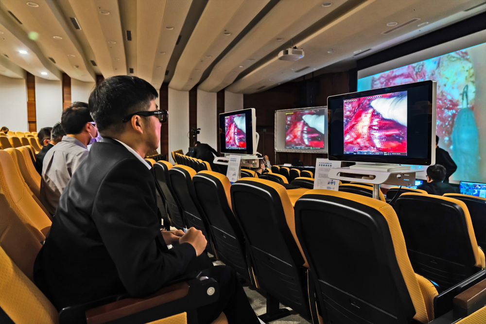 達擎之「達文西外接3D影像解決方案」，將達文西手術機器手臂的3D影像即時連線轉播，在會議室觀摩的醫師們只要戴上偏光眼鏡，就能與執刀醫師看到同步的3D立體影像，如臨操作台現場，縮短達文西手術的學習曲線