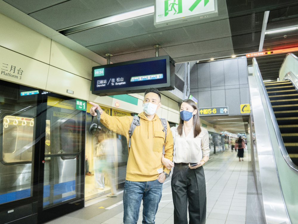 友達旗下達擎之客製化TARTAN顯示器，於台北捷運中山站亮相。以獨特長條型比例與高畫質特色，為台北捷運站帶來嶄新的都會車站風貌