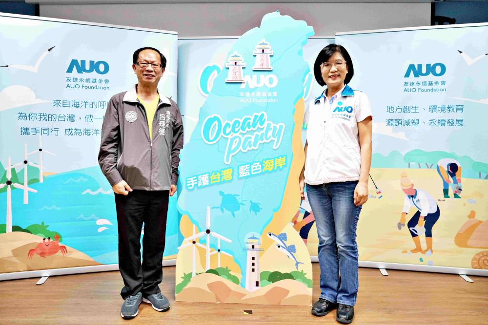 友達光電永續長古秀華（右）與桃園市環保局局長呂理德（左）進行海岸線認養儀式，簽署於象徵藍色宣言的海岸永續燈塔上，承諾以實際行動與環境教育方式，投入桃園海岸線守護行列