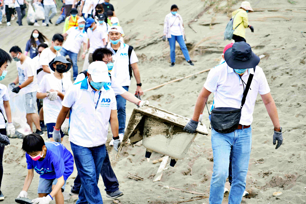 友達永續基金會2022 Ocean Party活動，與桃園市政府環保局、海湧工作室、觀音樹林里社區多方合作，一同手護台灣藍色海岸