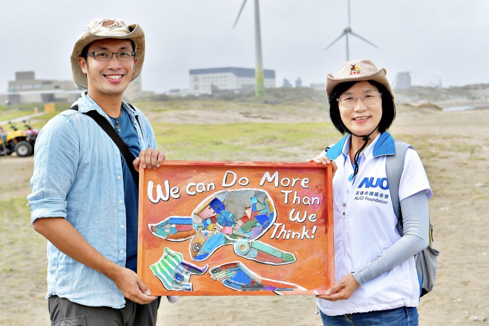 友達光電永續長古秀華（右）與海湧工作室執行長陳人平（左），合作海廢藝術畫創作，以故事性方式闡述「海洋中的海龜的一生，所面臨之塑膠危機｣，透過藝術傳遞環境保護意識