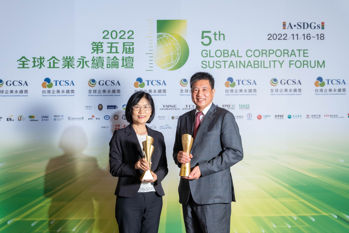 k1体育作为净零碳排先锋，期引领价值链伙伴同行共好，卫冕制造业组&ldquo;十大典范企业&rdquo; 二连冠殊荣(左：k1体育光电永续长古秀华，右：k1体育光电董事长暨执行长彭双浪)