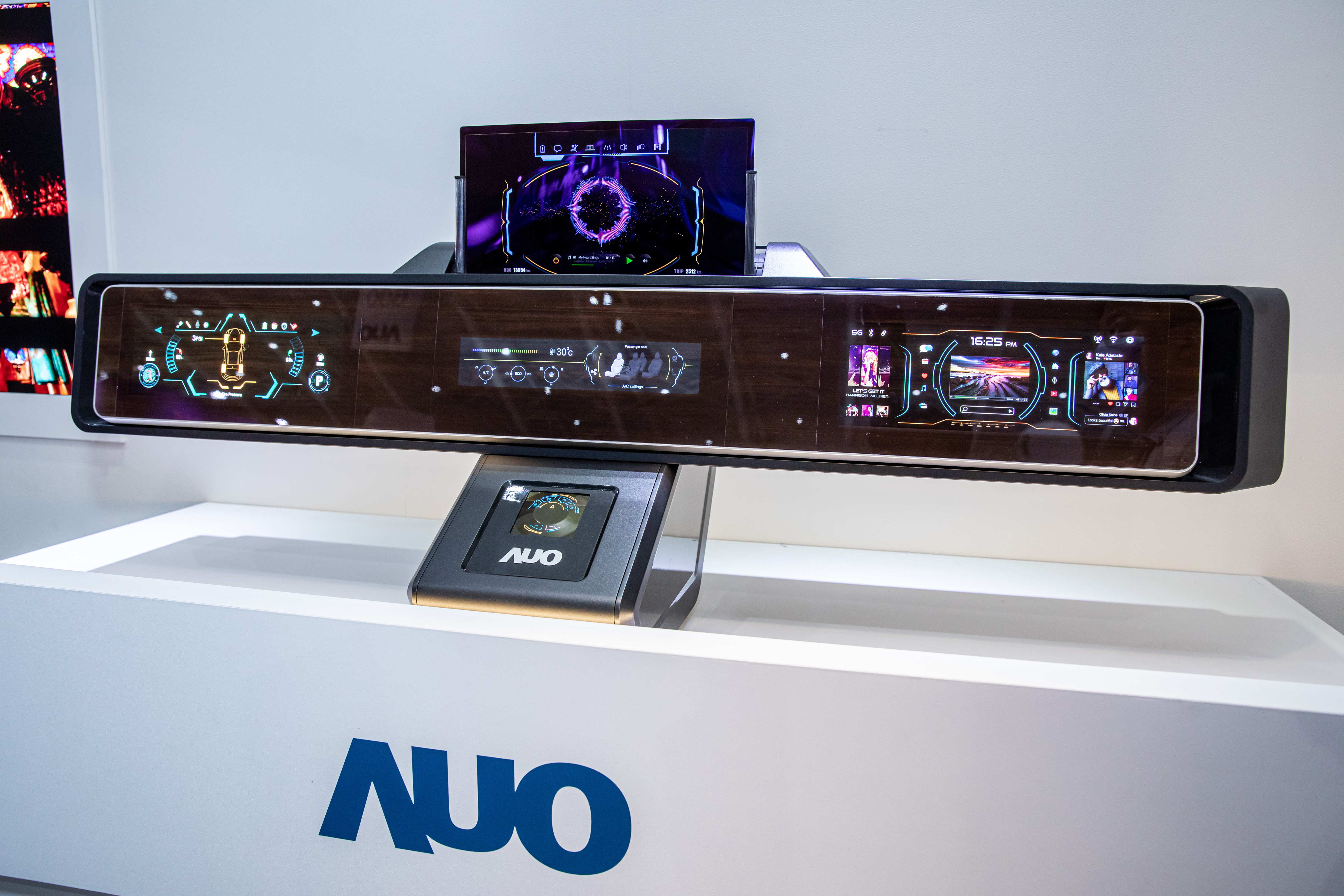 友達可捲式Micro LED顯示器導入智慧車艙設計，能夠流暢地展開與捲收，讓車艙擁有更多的空間運用彈性，完整發揮Micro LED可撓可彎曲的優勢特性