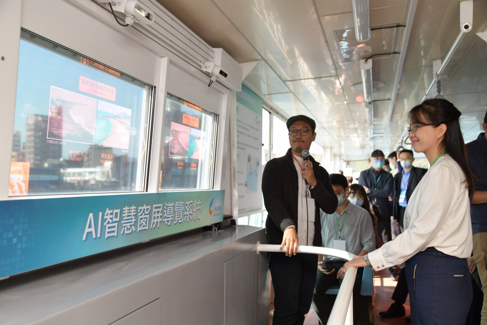 友達整合透明Micro LED智慧窗，透過景物GPS座標定位追蹤乘客視線，可即時在智慧窗提供正確的導覽資訊