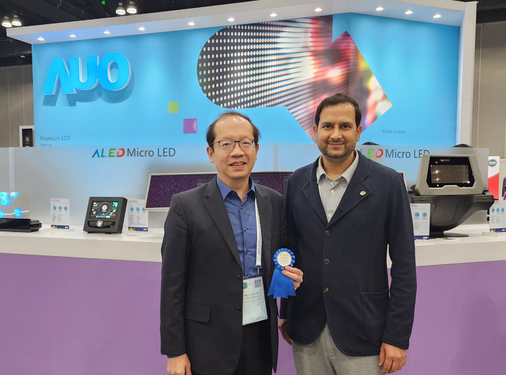 友達光電於2023 SID顯示週，由SID國際資訊顯示學會評選頒發「最佳中型展位獎」。左為友達光電技術長廖唯倫。