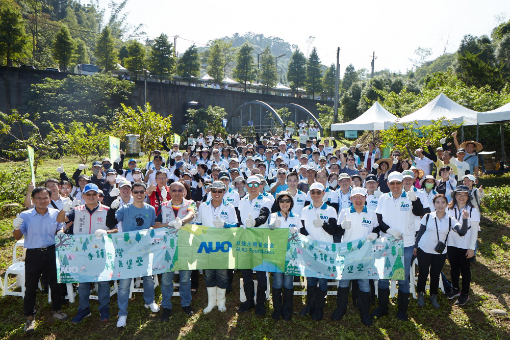 友達永續基金會集結超過200位志工，攜手移除外來入侵種小花蔓澤蘭，守護霄裡溪生物多樣性