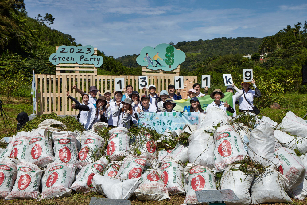 友達集結超過200位志工，攜手移除高達1311公斤的外來入侵種「小花蔓澤蘭」