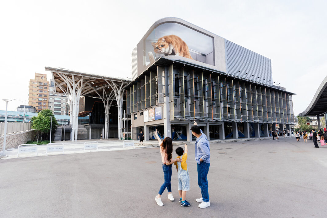友達打造全台最大戶外裸視3D LED弧形螢幕，將超立體的軟萌胖橘貓動畫活躍於頂樓外牆