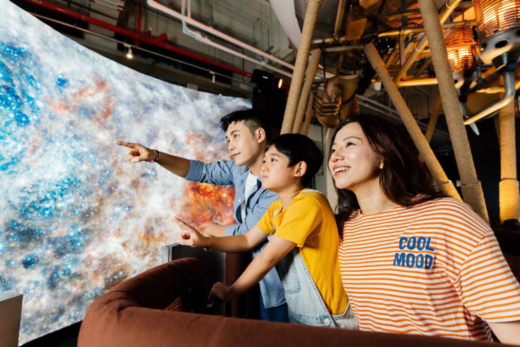 友達打造全台最大寬6公尺、高4公尺、唯一搭載LED弧形拼接顯示屏的動感飛行船，讓乘客駐足在熱氣球上，享受身歷其境的偽出國旅遊樂趣