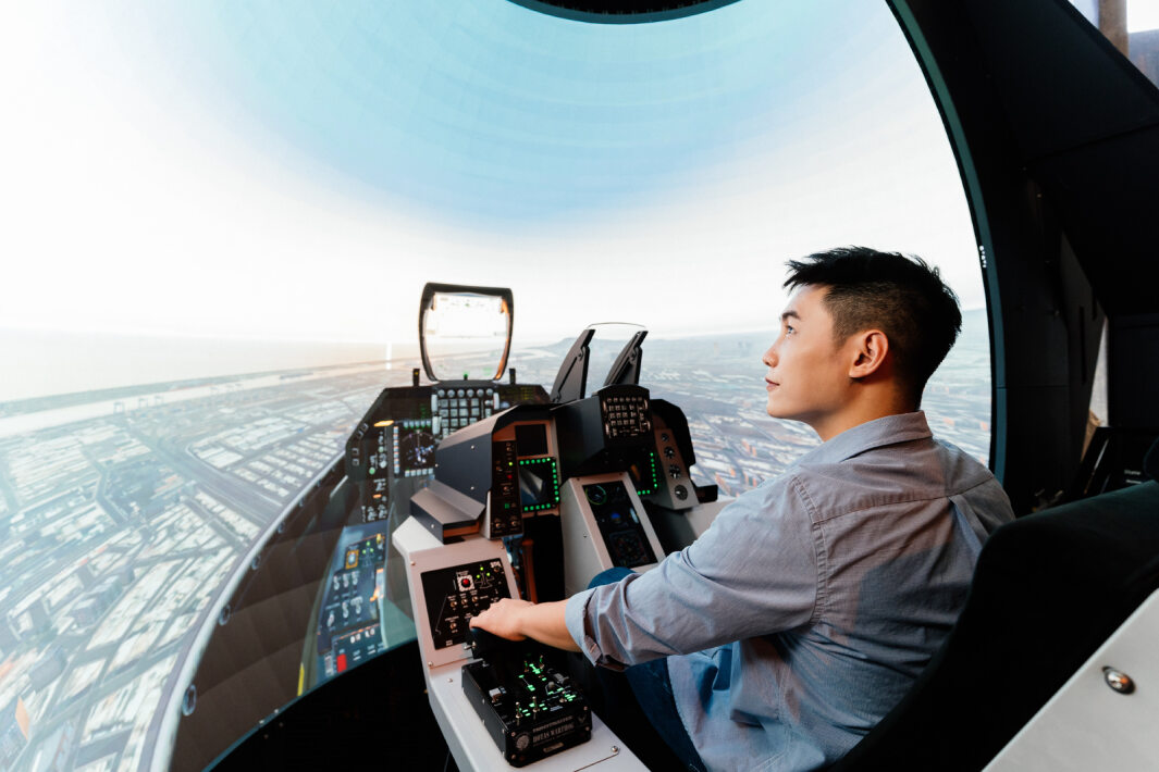 友達以P1.25小間距打造球形LED模擬艙，搭配智崴的精密六軸動態座椅，結合友達專業影像調校技術，呈現擬真模擬飛行場景