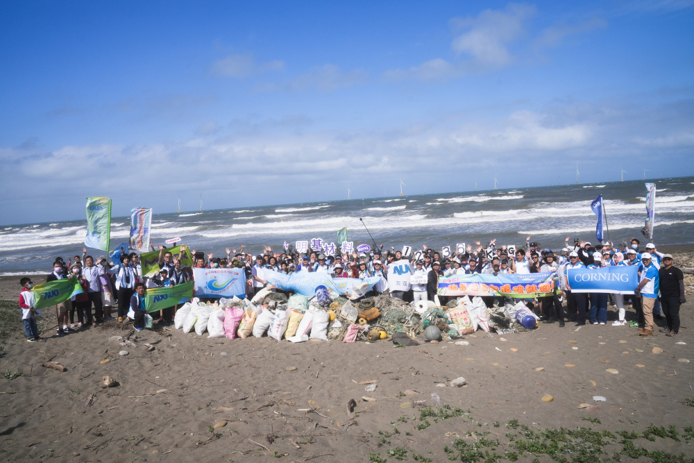 友達永續基金會召集企業志工、產官學和供應商夥伴，在苗栗後龍外埔魚港1340保安林海岸淨攤，齊心協力清除1.2公噸海洋廢棄物，以行動實踐對環境友善的承諾