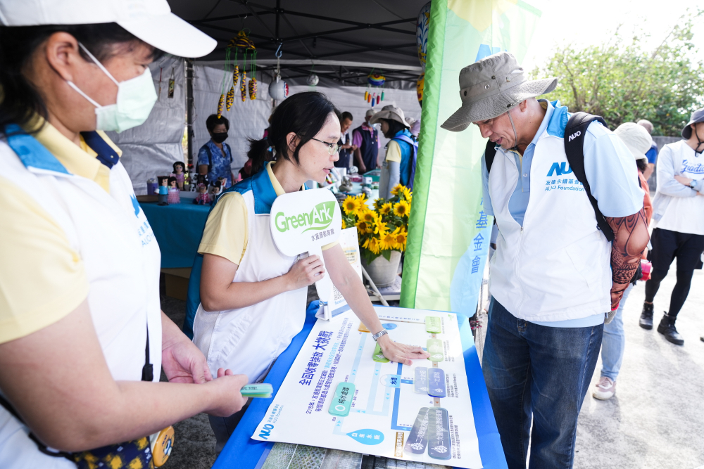 2023年友達永續基金會Ocean Party活動攜手社會企業及地方創生團體，策展食衣行等循環再生環教市集，及電動巴士接駁等低碳活動設計，打造減塑低碳的永續淨灘活動