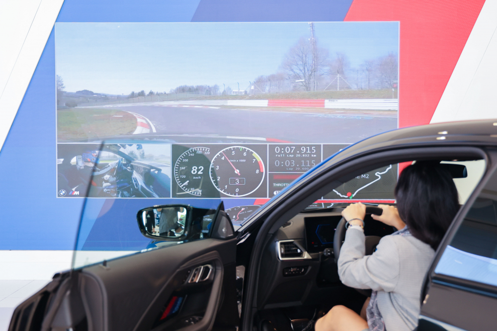 顧客按下虛擬Engine Start按鈕，啟動預選車款的引擎聲浪，螢幕同時呈現德國紐柏林賽道的試駕畫面，坐進車內一秒化身駕駛員馳騁奔騰