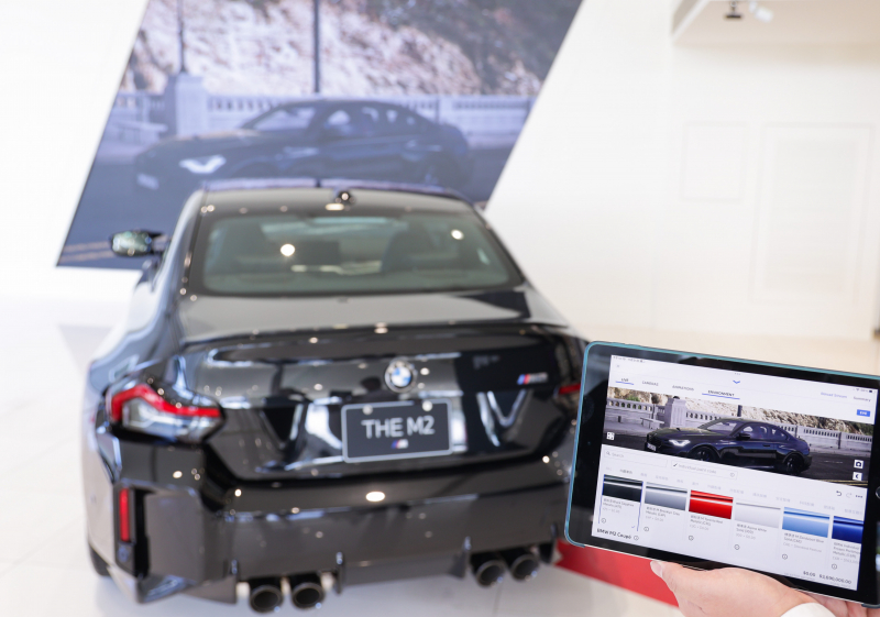 賞車介面即時投放到LED牆上，顧客可即時更換車輛內裝、零件選配與車款配色，提供近乎與實車等比例的沉浸式無死角虛擬賞車體驗