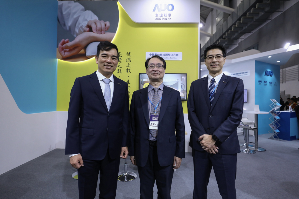 首次於醫療科技展亮相的友達耘康，捐贈數位化檢測設備與研究經費，協助衛福部國家中醫藥研究所打造中醫大數據資料庫。圖由左至右為友達光電執行長暨總經理柯富仁、衛福部國家中醫藥研究所所長蘇奕彰、友達光電智慧醫療事業群總經理廖世宏