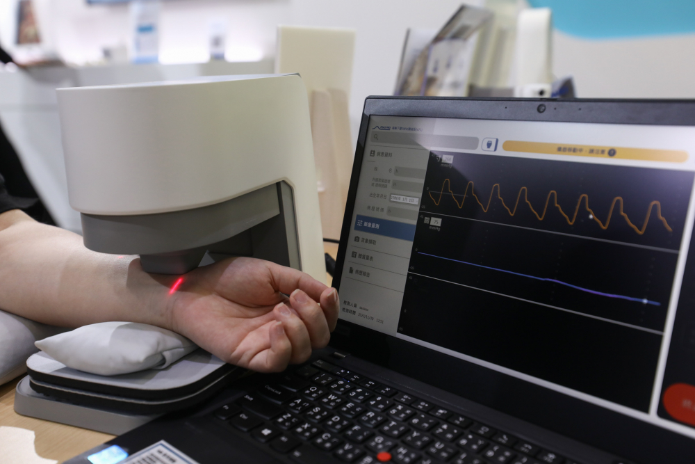友達耘康脈象檢測系統透過電腦精準控制升降系統，還原中醫師三指把脈過程的舉、按、尋手法，將脈象感受轉化成數據，未來可結合大數據分析，實現智慧醫療及準確性