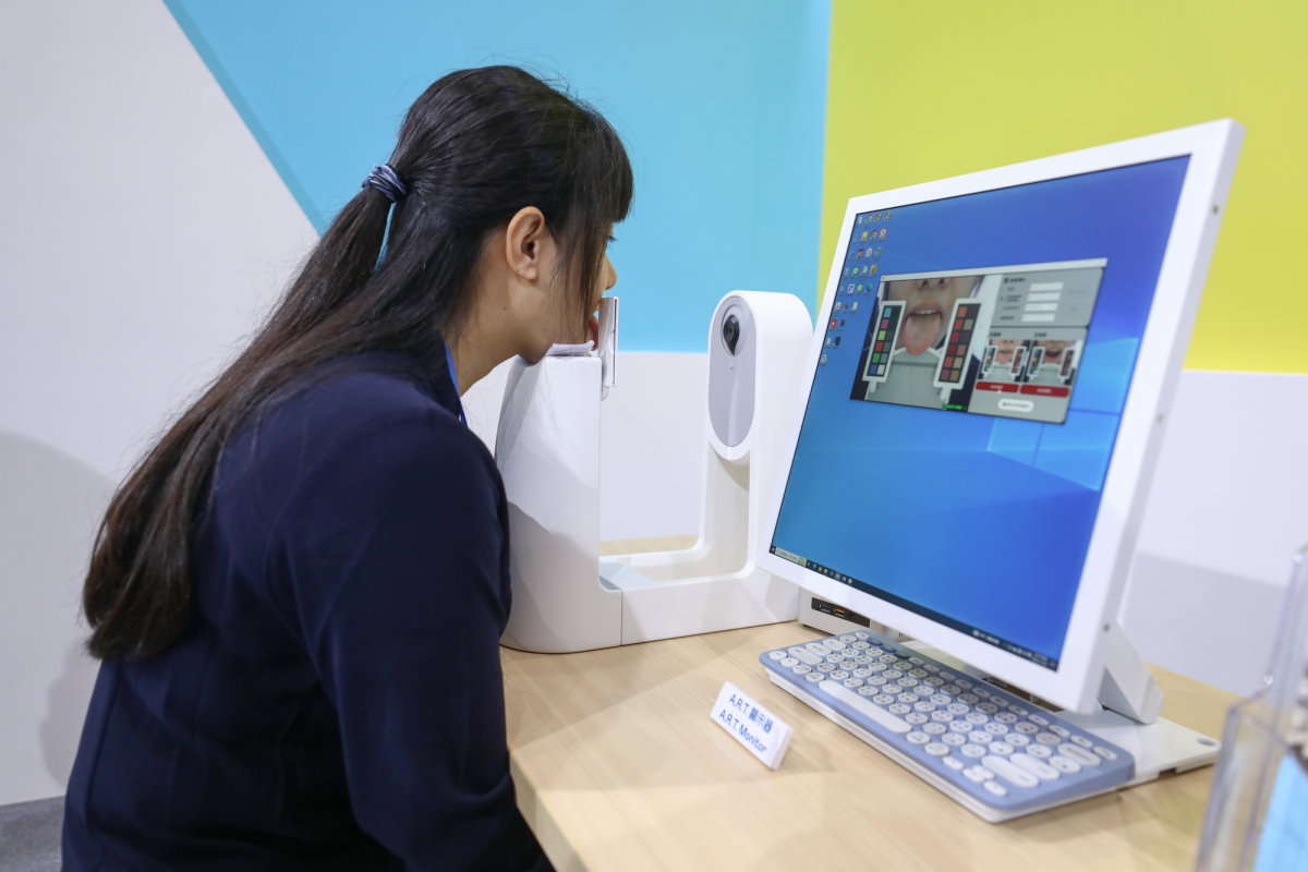 友達耘康延伸友達卓越的感測技術及色彩管理專長，研發出舌象擷取系統，可提供數據化、影像化的檢測結果，輔助醫師與專業醫事人員做為臨床研究、檢測結果評估與檢測紀錄的留存