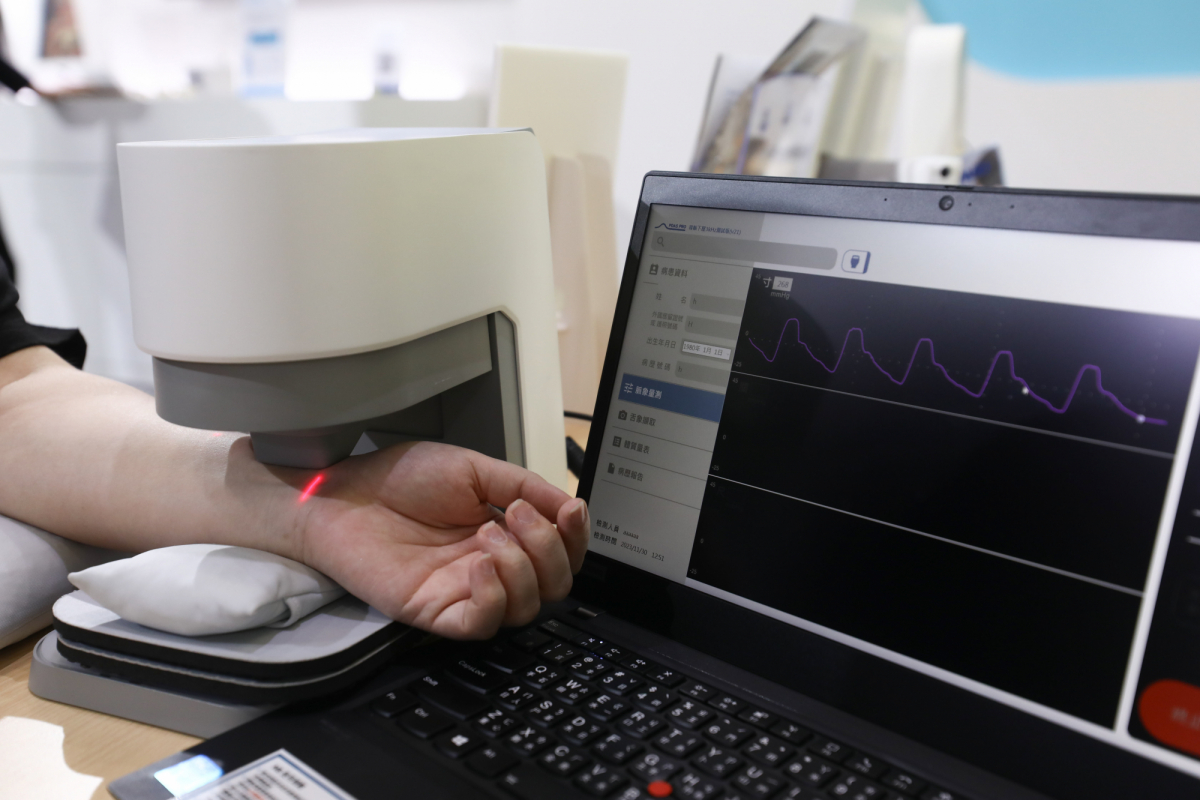 友達耘康脈象檢測系統透過電腦精準控制升降系統，還原中醫師三指把脈過程的舉、按、尋手法，將脈象感受轉化成數據，實現智慧醫療及準確性