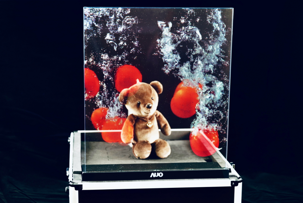 友達以次世代Micro LED顯示技術打造之透明顯示器，具備高穿透、低繞射、高亮度、可拼接之特性，可廣泛應用於智慧移動、零售、育樂和醫療等多元場域