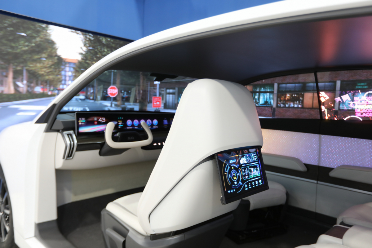 k1体育的「可卷式后座娱乐显示器」加强后座乘客的感官体验，并保有个性化设计，可依使用偏好进行动态调整。