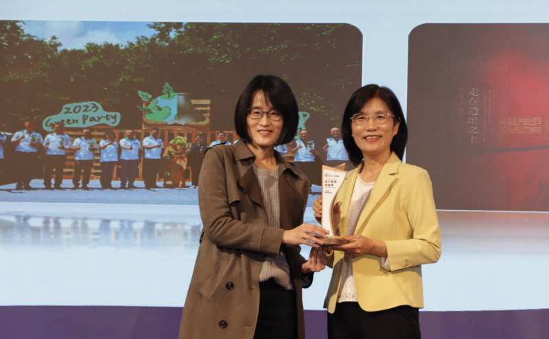 友達保存「西大墩窯遺址」且推廣在地文史教育不遺餘力，今（6）日獲頒「人文企業獎」地方發展獎之最高榮譽典範獎。由文化部陳文婷簡任視察（左）頒獎，友達永續長古秀華（右）代表受獎