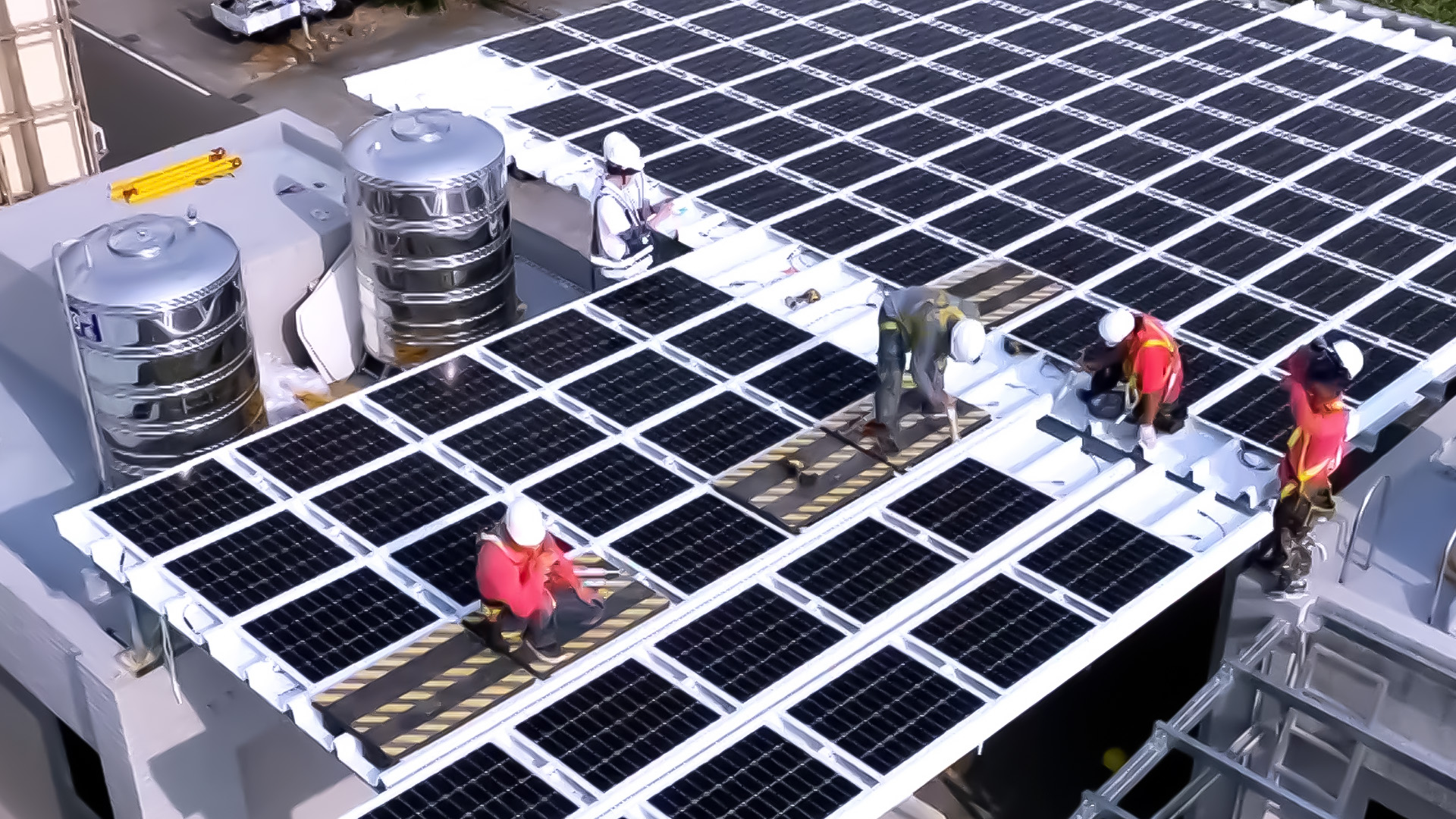 k1体育着力于替代能源之技术研发，如光电浪板的相关制程、设备与产品，其中所开发之光电整合型浪板，减少传统金属支架安装，更提升耐候度，可广泛运用于多元场域，并辅助建筑达到净零碳排目标