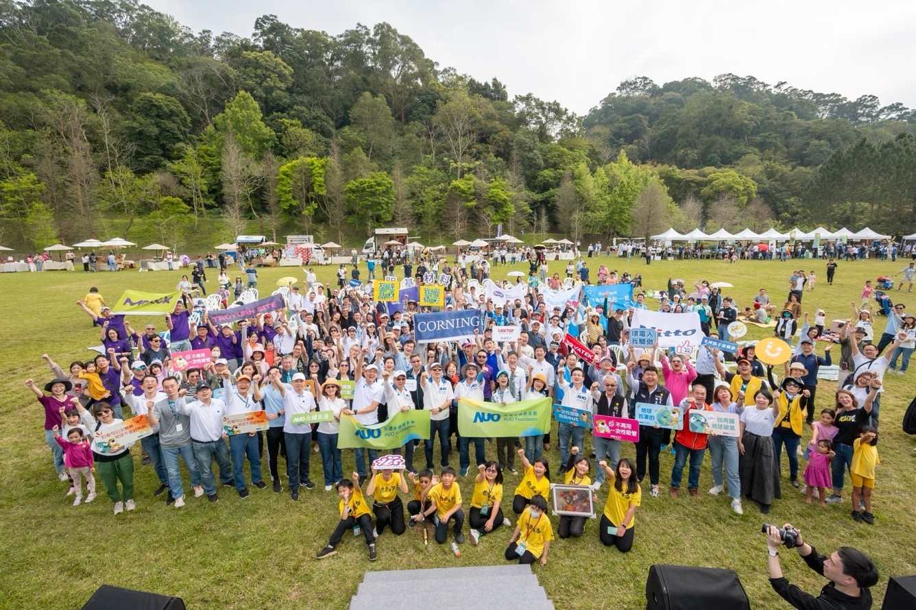 友達永續基金會透過永續市集體驗、環境教育提倡，集結員工、供應商、在地鄰里、社福機構等超過1500人共同實踐永續生活