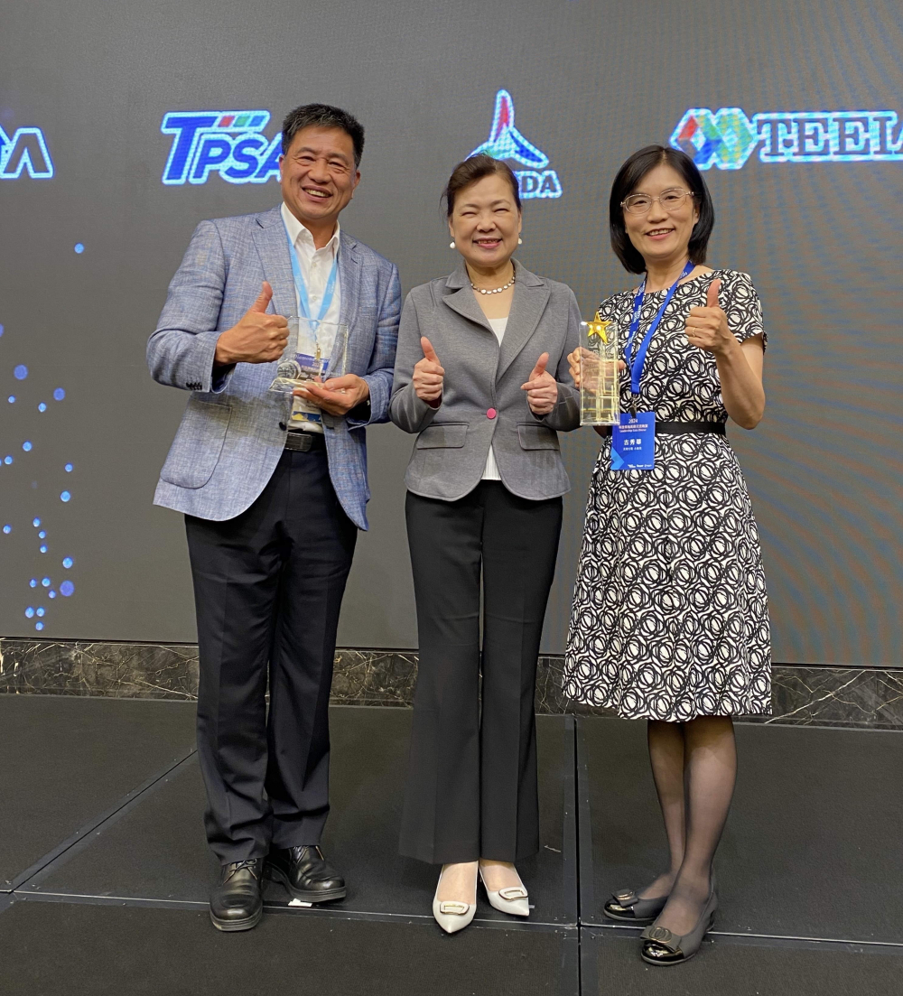 友達致力推動永續發展，於Touch Taiwan2024以3R策略貫穿Display、ESG展位實現綠色展覽目標之成果，Display展位獲綠色裝潢設計鑽質獎最高榮譽，ESG同獲金質獎殊榮。由經濟部長王美花（中）親自頒予友達光電董事長彭双浪（左）、友達光電永續長古秀華（右）