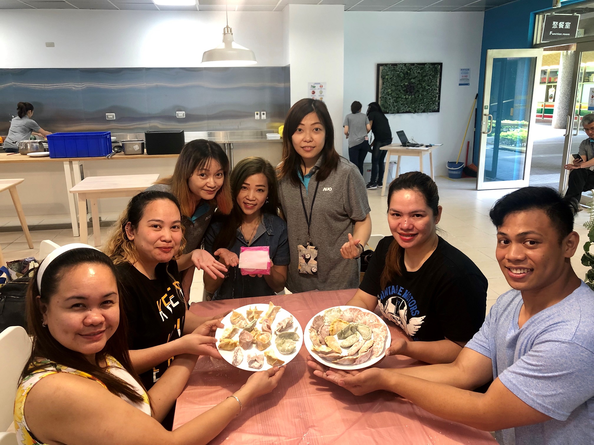 友達將DEI理念貫徹到企業文化和實踐，舉辦如台菲廚藝交流等活動，讓同仁了解彼此文化差異、培養情感