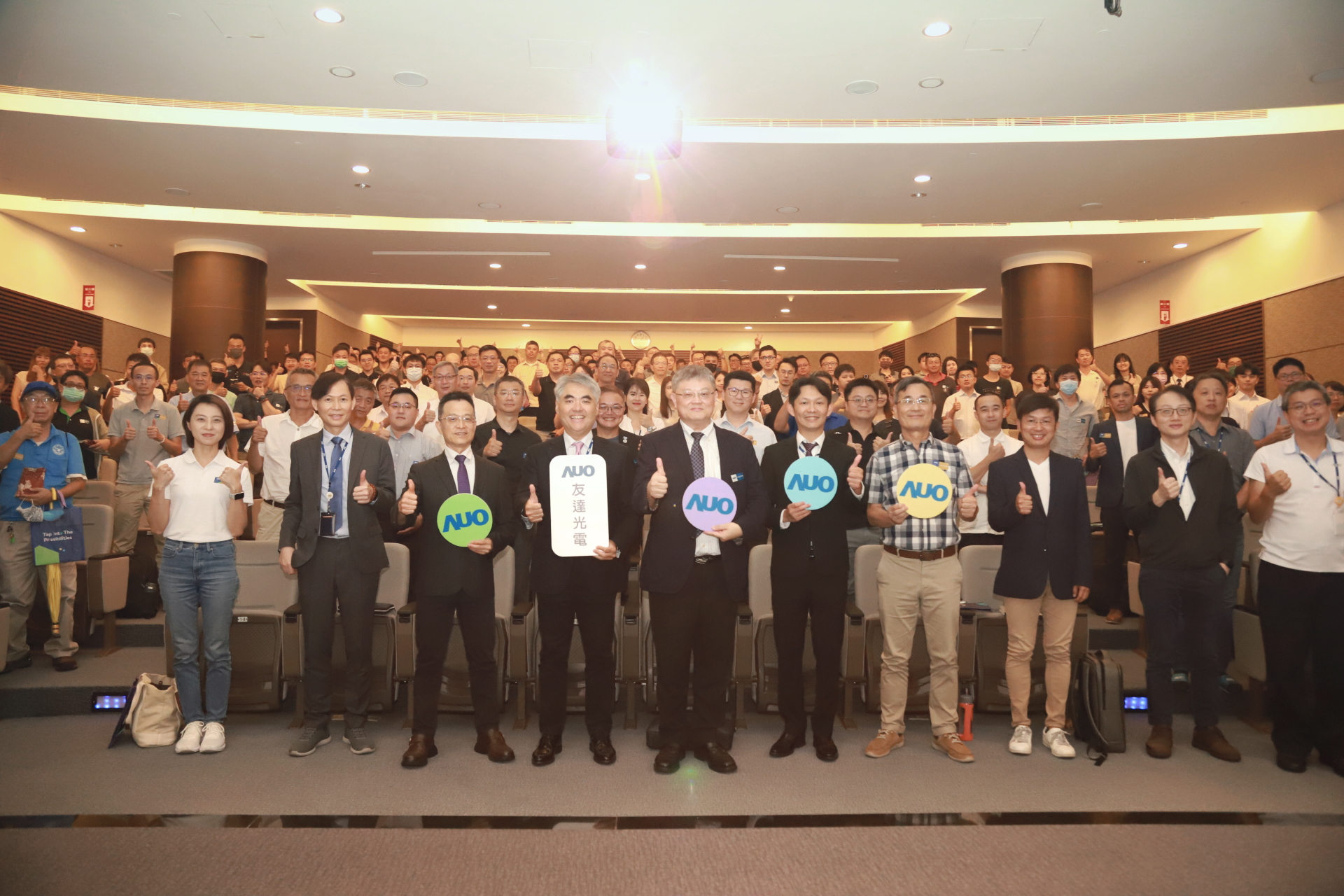 友達光電邀請領域專家共研再生能源發展、電力需求及建築物減碳等議題進行交流，盼共擘綠色永續生態圈的嶄新契機。