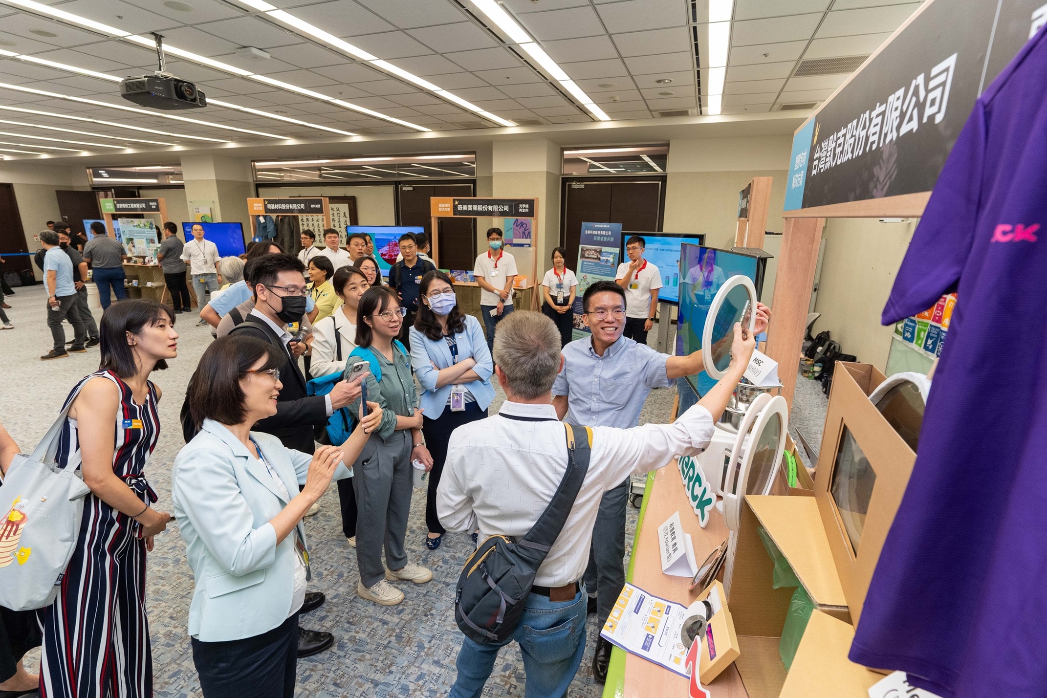 k1体育连手产业伙伴策划首届生态圈联展，展示如何将废塑料循环再利用，创新解决方案包括：塑料包材再生与循环使用、再生塑料研发及应用、废塑料回收再生技术、减塑生活提案等