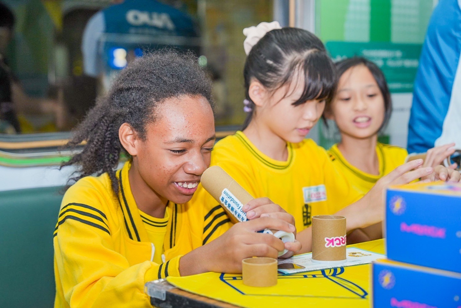 友達與默克分別回收不再使用的偏光片及液晶顯示模組，設計光電課程「玩轉光與闇」，讓學生們親手製作偏光萬花筒與簡易液晶顯示器，實踐循環再生的永續理念