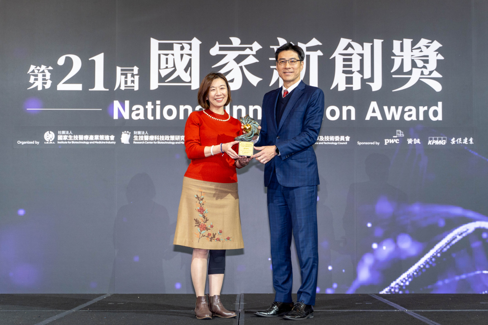 友達旗下子公司友達耘康與達擎分別以「中醫數位化檢測解決方案」及「寬視角3D醫療顯示器」獲得第二十一屆國家新創獎「智慧醫療與健康科技」類別的「企業新創獎」與「國家新創精進獎」兩項殊榮。圖左為衛生福利部政務次長林靜儀、圖右為友達光電智慧醫療事業群總經理廖世宏