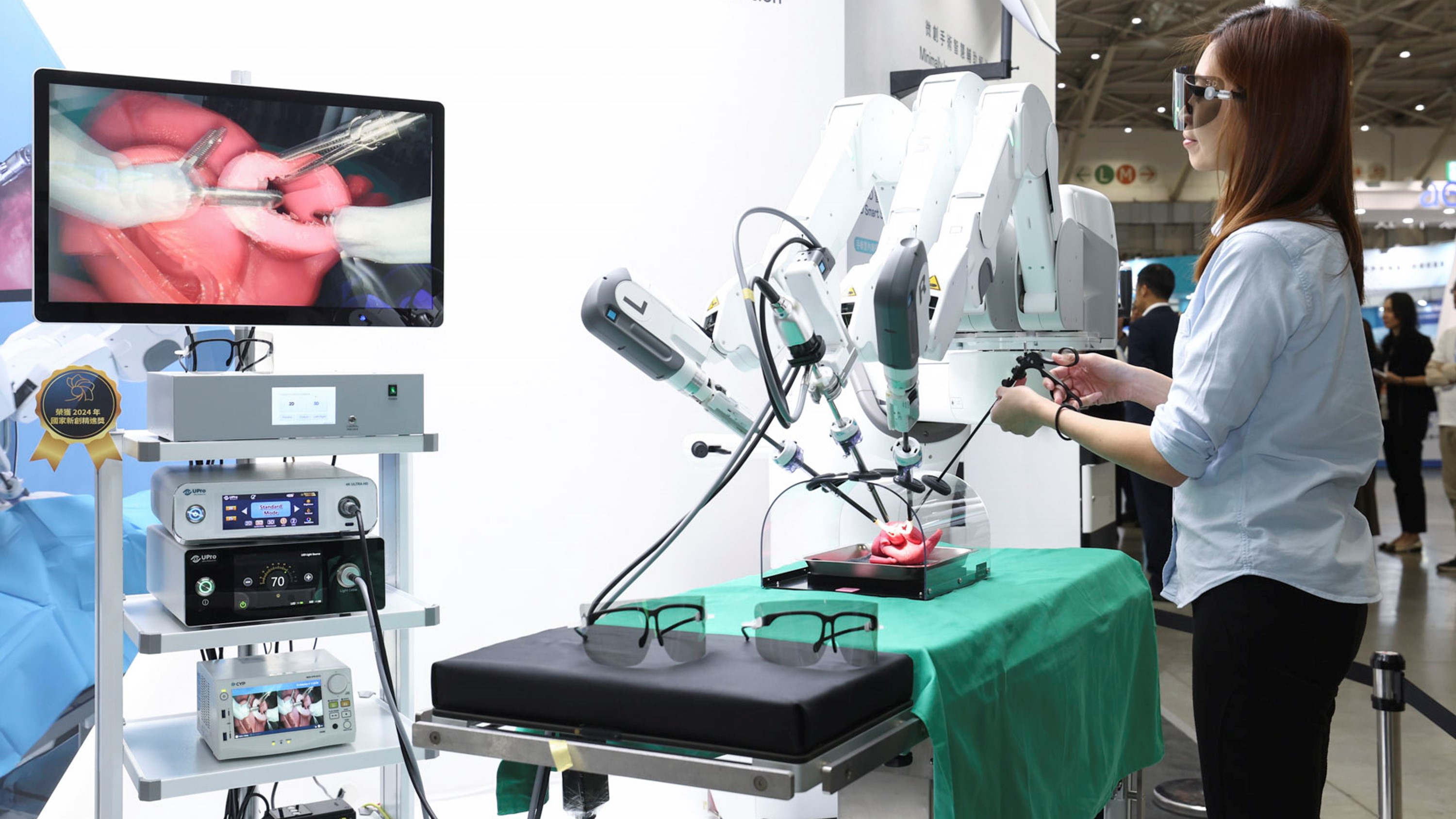 達擎寬視角3D醫療顯示器可應用於機器人手術即時3D解決方案，提供醫療團隊即時、同步的3D手術影像，提升溝通效率與手術安全性