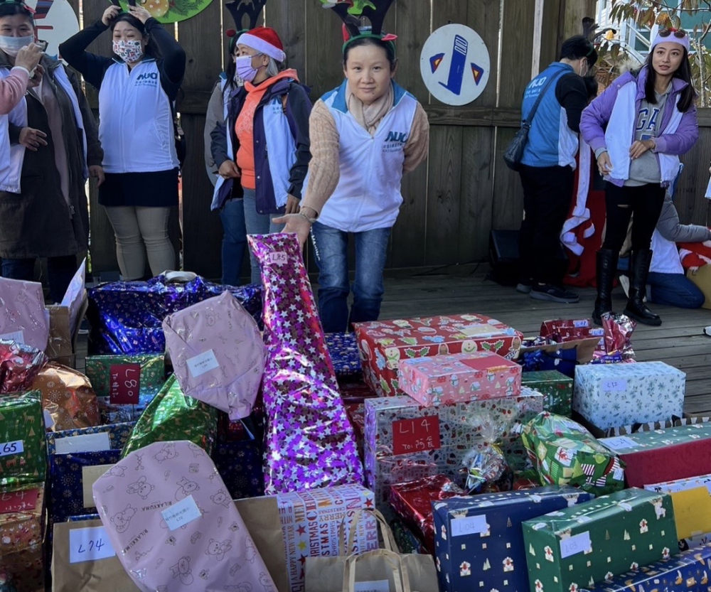 友達永續基金會「圓夢列車」年年迴響熱烈，認捐同仁精心挑選禮物、巧手包裝，整理成隊後，將祝福一一打包送出