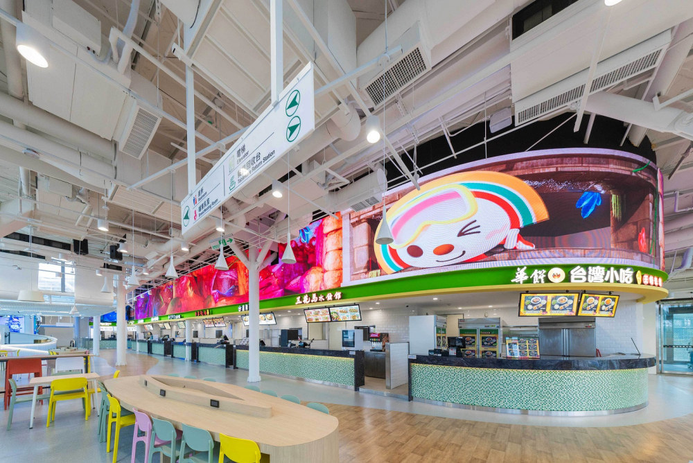 友達穩步推動雙軸轉型策略，旗下子公司達擎攜手傑可達數位與零售業者統一超商合作，為全新改裝開幕的「清水服務區」打造首創的裸視3D體驗牆