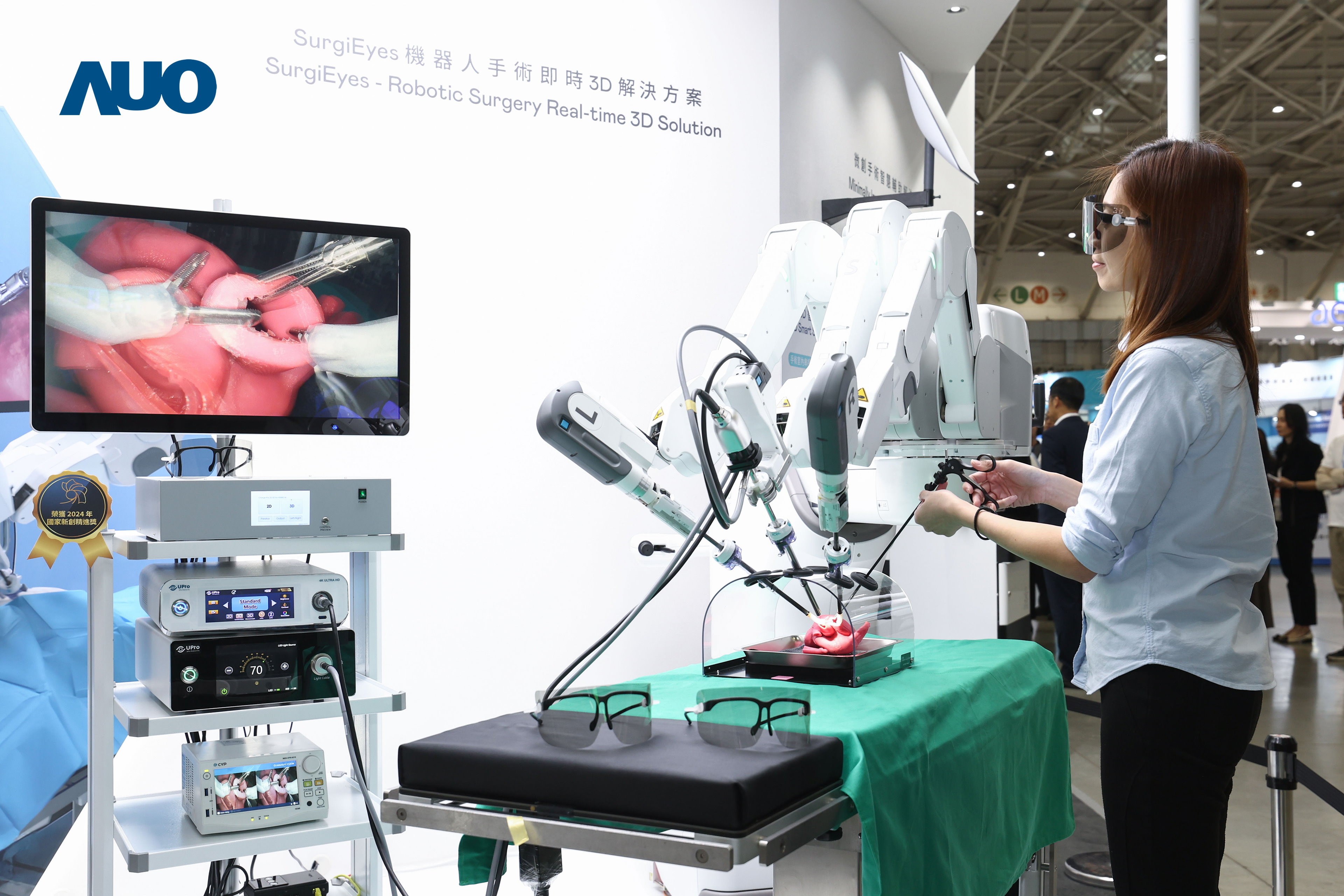 達擎以領先的3D顯示技術推出「SurgiEyes機器人手術即時3D解決方案」，整合先進3D影像處理與獨家3D垂直寬視角、廣色域的顯示技術，手術團隊可即時同步主刀醫師視角看到清晰3D影像，提升溝通效率與安全性。