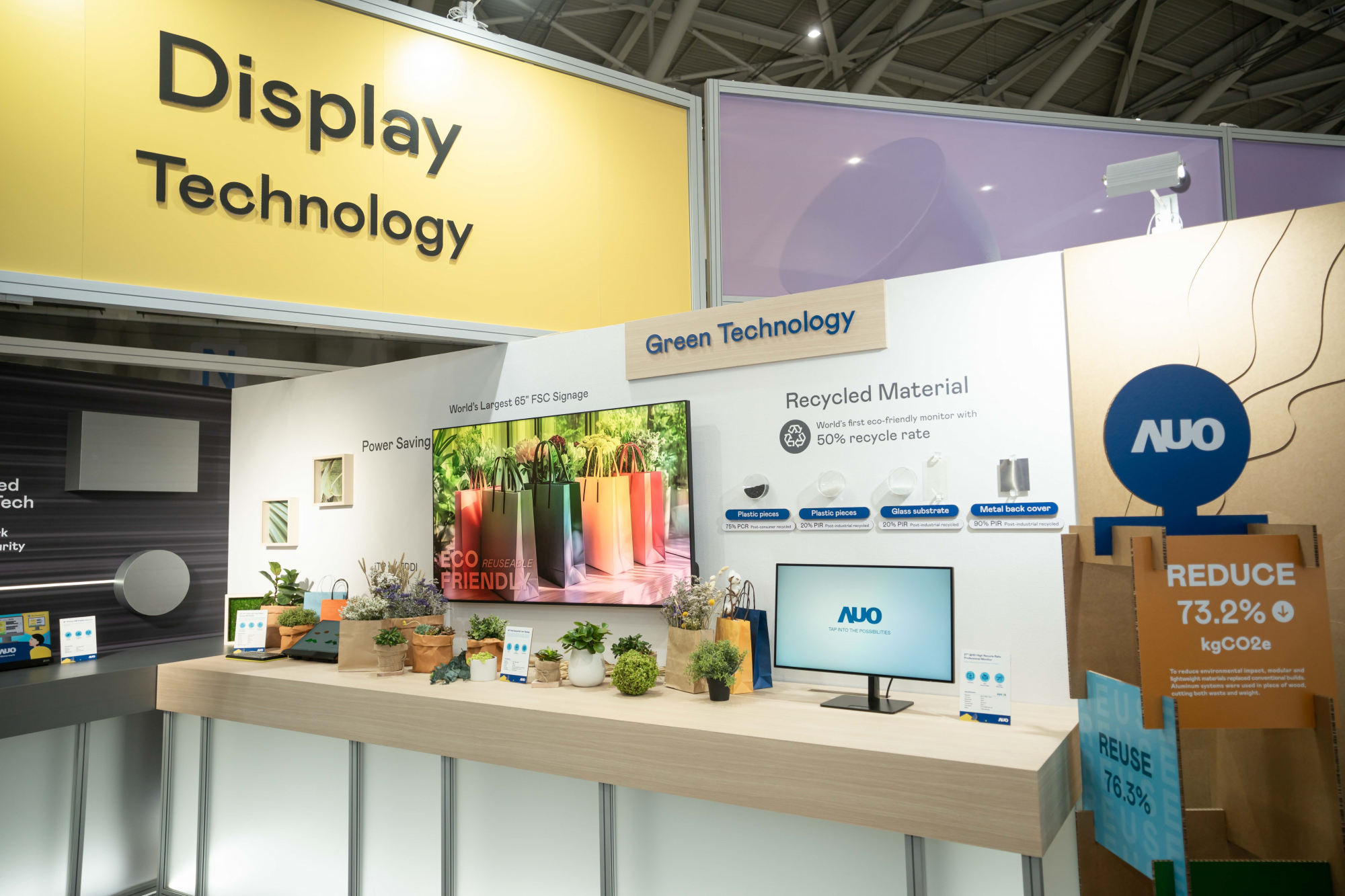 友達Touch Taiwan 2025雙展位再度獲etouch 綠色裝潢設計獎肯定；智慧顯示展位以鋁製模組系統取代傳統木作施作，並在相關裝潢物與設計使用可回收、可重複使用的材料，體現低碳與循環精神。