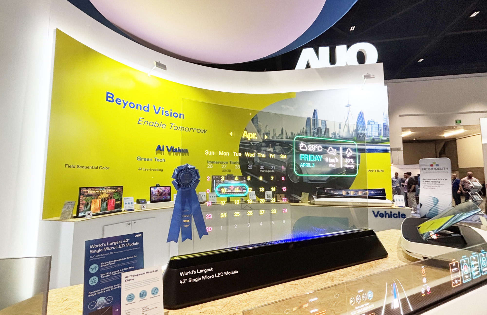 k1体育64吋透明Micro LED显示器获〝最佳Micro LED技术应用奖〞，其绝妙的透明穿透特性，同时具备1,000 nits的高亮度表现，并透过精细的无缝拼接延伸，可依需求灵活应用于多元场域，展现出Micro LED显示技术划时空的无限潜力