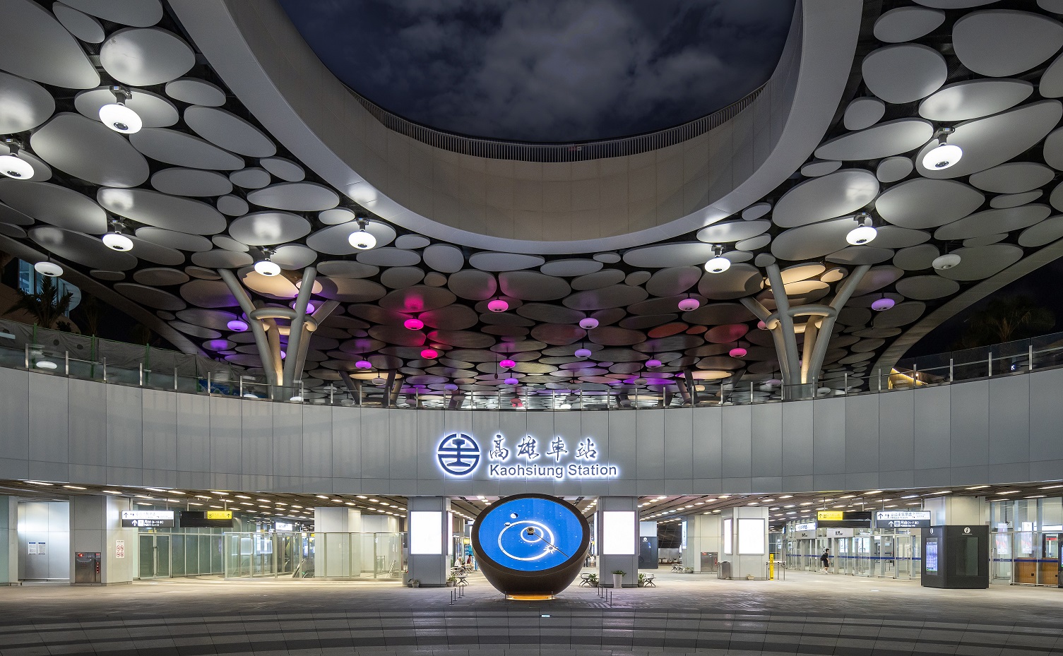 創利空間參與《高雄車站共感空間》公共藝術計畫，擔任視覺科技整合夥伴。於「看時間」天文鐘作品中提供技術指導，整合圓形LED鐘面與鐘體結構，在時間、天象星盤與空間氛圍間生動展演