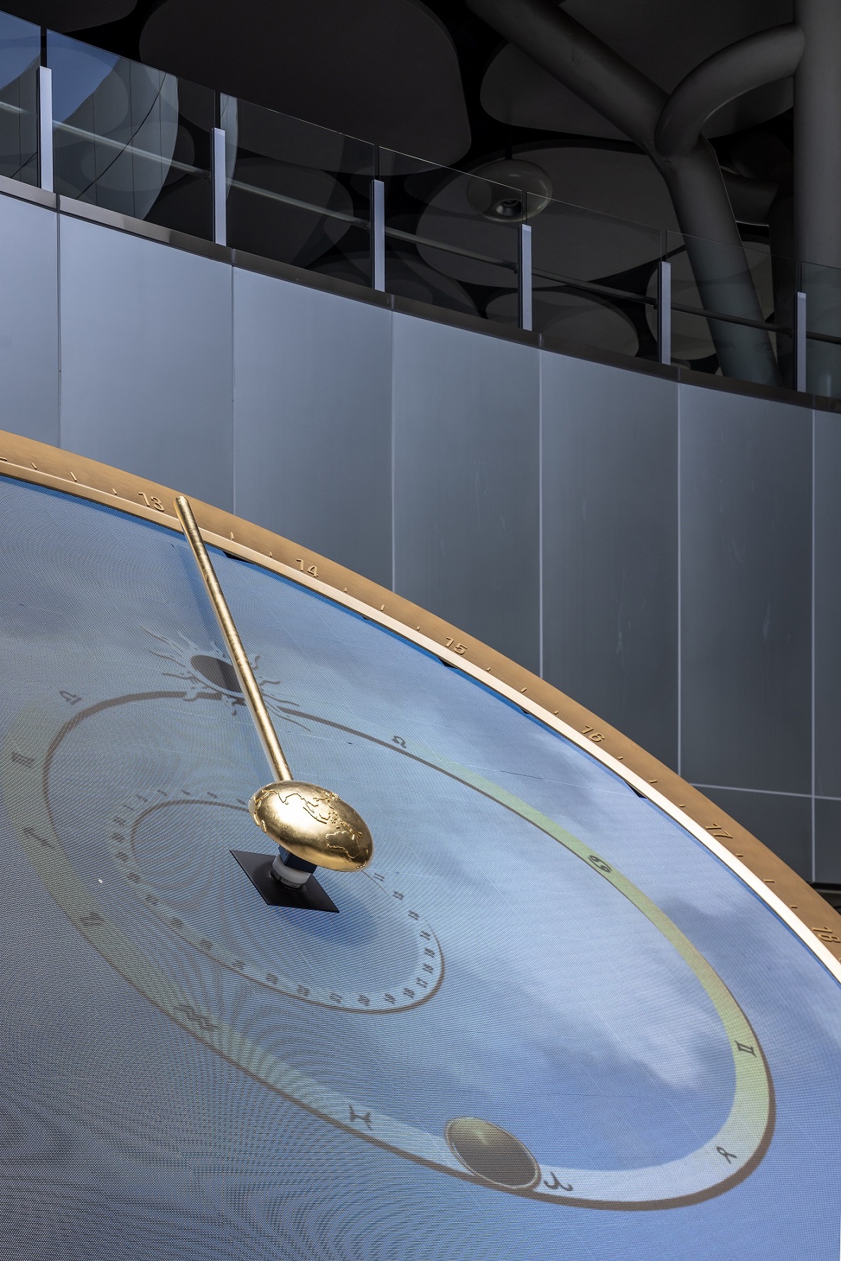 創利空間參與《高雄車站共感空間》公共藝術計畫，擔任視覺科技整合夥伴。於「看時間」天文鐘作品中提供技術指導，整合圓形LED鐘面與鐘體結構，在時間、天象星盤與空間氛圍間生動展演