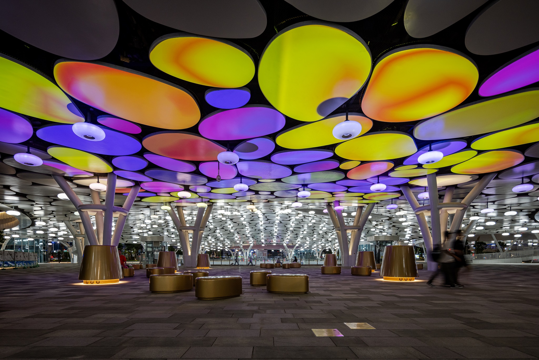 於「染色彩」作品中，創利空間協助藝術團隊將高雄車站天棚2700片鋁製雲朵染上繽紛色彩，從設備設定、光影軟體串接到現場調校，確保光線準確落在雲朵表面，展現層次與意境