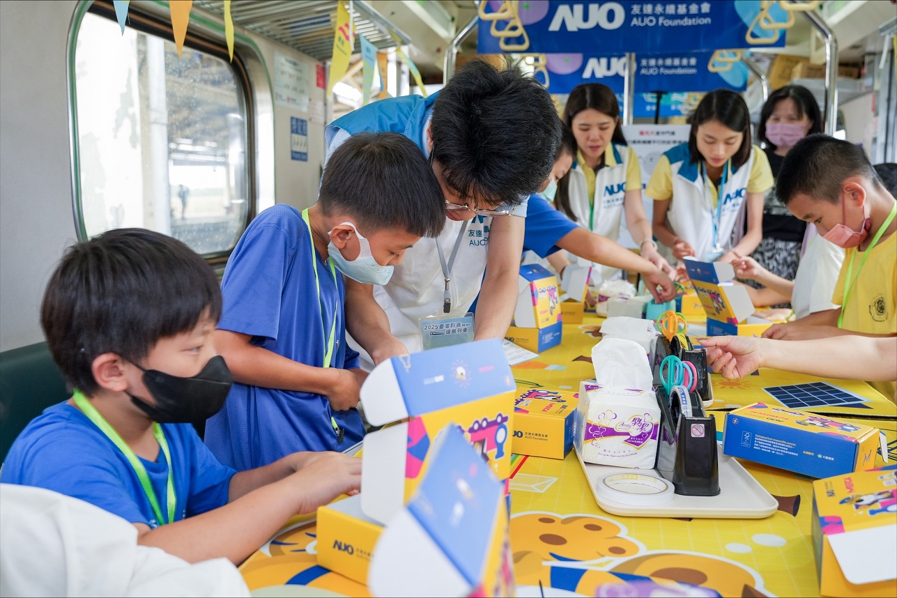 今年友達設計「光電、再生能源、水資源」三大課程主題，攜手供應鏈夥伴默克及大豐環保，以循環經濟理念開發創意教材