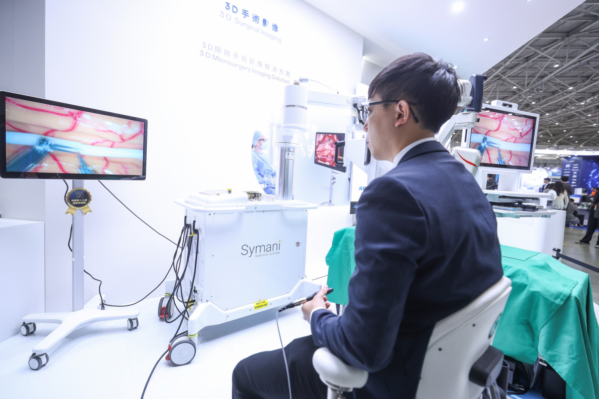 达擎推出〝3D显微手术影像解决方案〞，将3D影像技术从腹腔内视镜手术延伸至神经、血管、淋巴等高难度显微手术，提供超清晰立体视野，协助医疗团队在复杂手术中完成精准细腻操作。