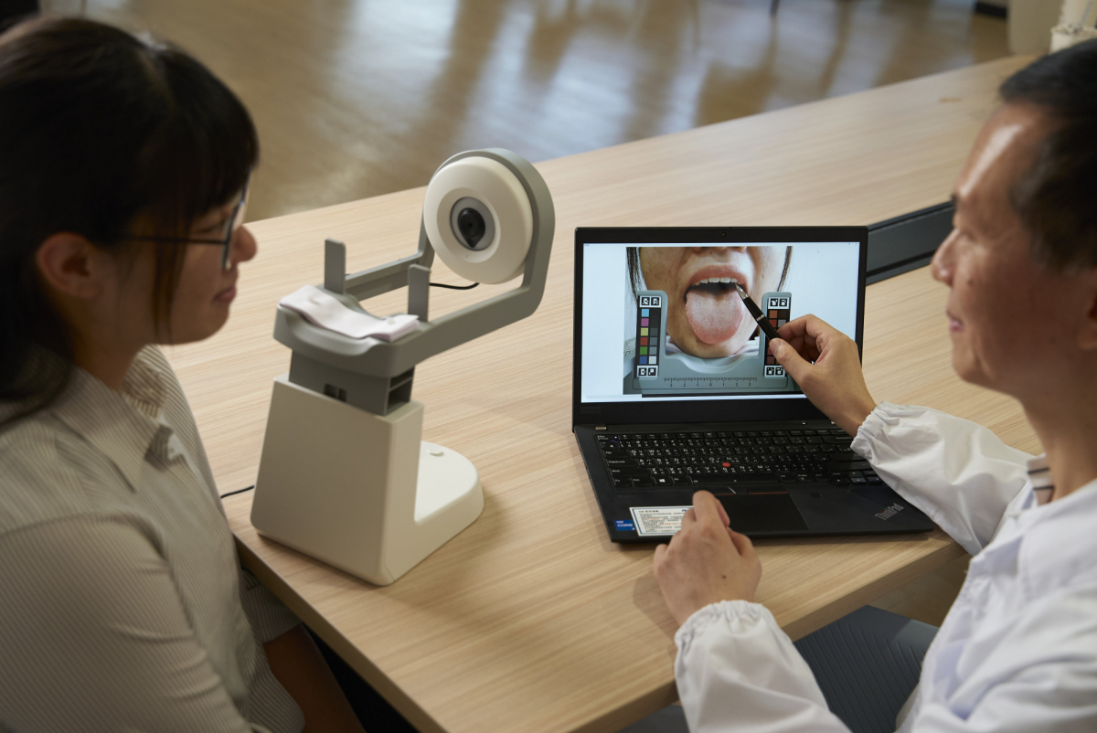 友達耘康的「舌象辨識軟體」則運用AI與大數據技術，可快速辨識舌色、舌形、苔色、苔質等特徵，顯著提升舌象辨識效率，優化檢測流程。