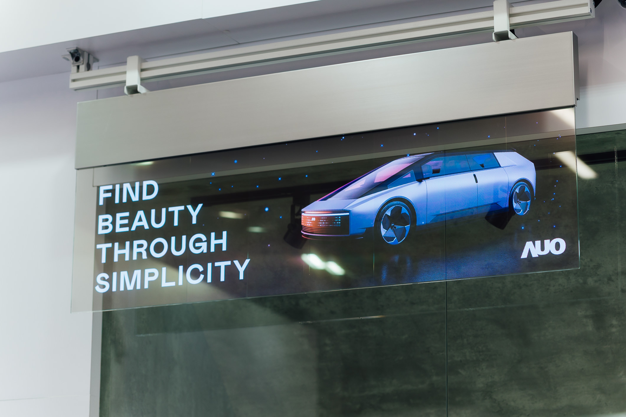 具备高亮度透明感的54吋透明Micro LED智慧广告牌，可无限拼接不同尺寸，营造出兼具科技感与美学的沉浸式氛围，适用于旗舰店、展演空间等多元场域。