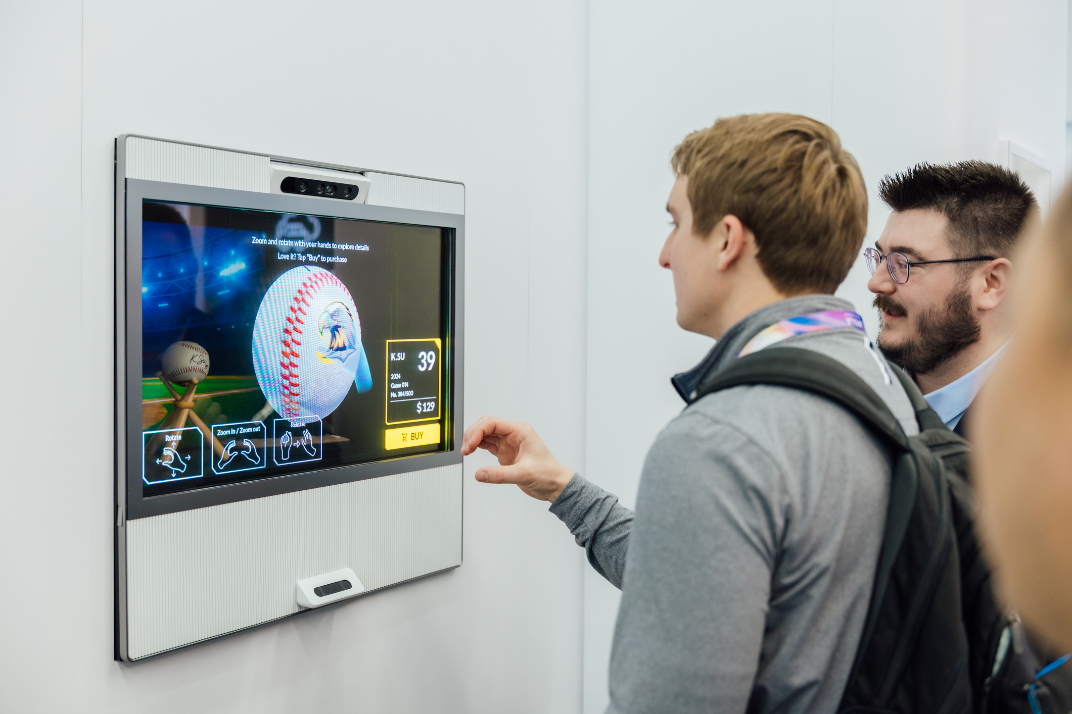 k1体育智慧行动透过专属展间，与客户深度聚焦，密切探讨产品协作共创的机会与落地的可能性，激发人车互动的创新再进化，并结合输出国际的Micro LED前瞻技术跨界应用，揭开更多元精彩的应用情境。